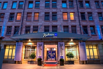 Beleuchteter Eingang des Radisson Blu Hotels