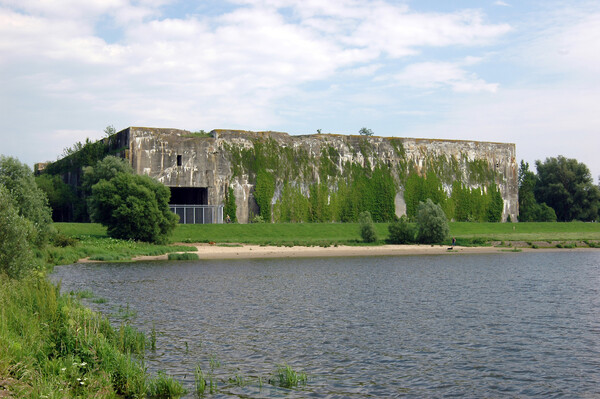 Bunker Valentin bewachsen vor einem See
