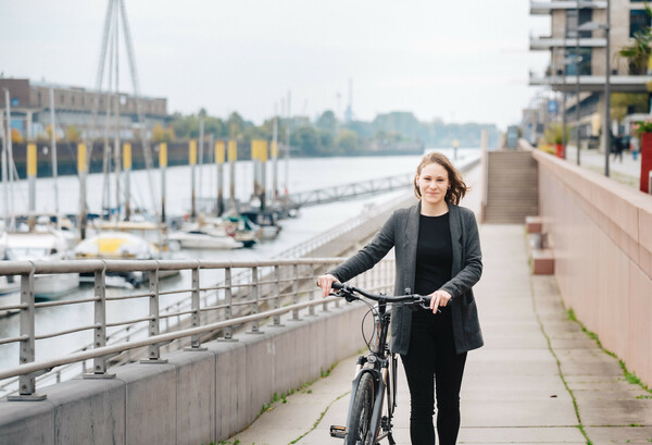 Davina Pick mit Fahrrad in der Überseestadt